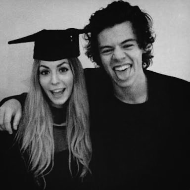 tonkstyles's tweet photo. AU!Text ♡ Onde Harry manda mensagens quase diárias ao número que pertencia à sua irmã morta e, quando Louis se torna dono do número em questão, tudo o que ele quer é encontrar uma forma de fazer com que o cacheado se sinta bem de novo. https://t.co/fkANY2LHRf