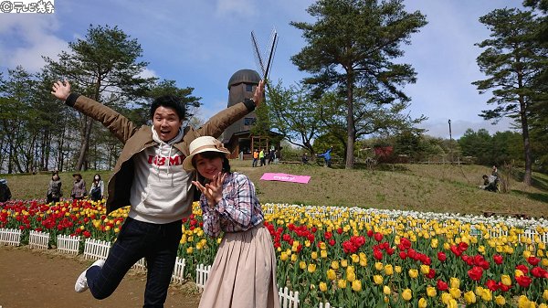 テレビ岩手 渡辺裕太さんが ｎｅｗｓ ｅｖｅｒｙ の中継のため 岩手の雪谷川ダムフォリストパーク 軽米に矢野智美アナと到着 きょうはごらんのようにさわやかな天気で一面のチューリップが見事 全国のみなさんに岩手の春をお楽しみいただきたいです