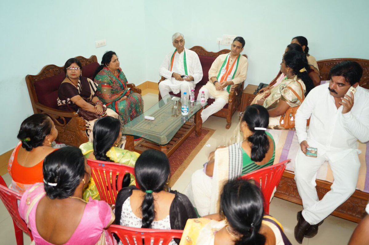 TS_SinghDeo's tweet image. You know you are off to a flying start, when the first set of meetings for #JanGhoshnaPatra is with Shikshak &amp;amp; Karmchaari Sangh and it turns out to be most satisfying, with profound suggestions pouring in to refurbish the education sector!
#आपका_विकास_आपके_हाथ