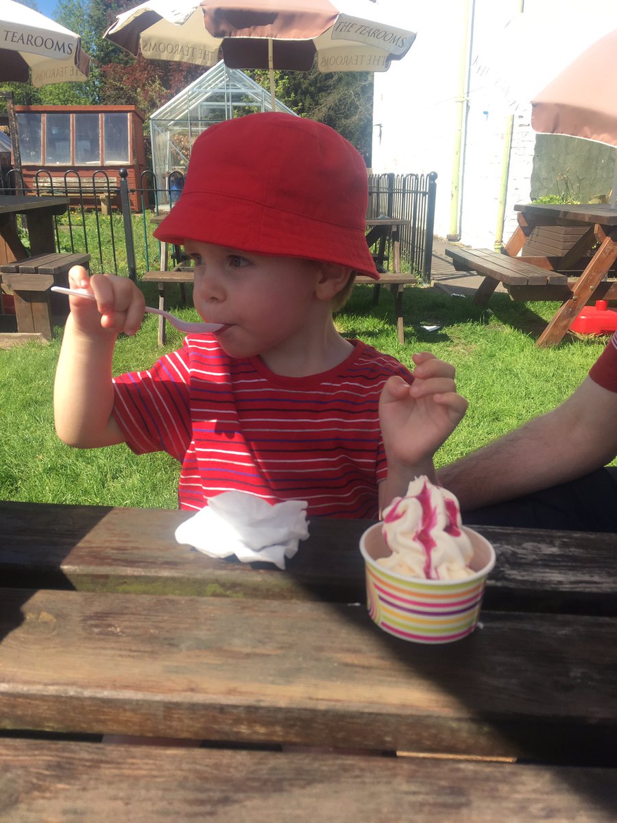 wwlittlestar's tweet photo. Sorry for the lack of blog post yesterday. Monday was a Bank Holiday in the U.K. and an unusually sunny one at that. Anyway, I was too busy basking in the sun to write a post. I should be back on Wednesday when this glorious weather is due to end. https://t.co/mU191BCTuc