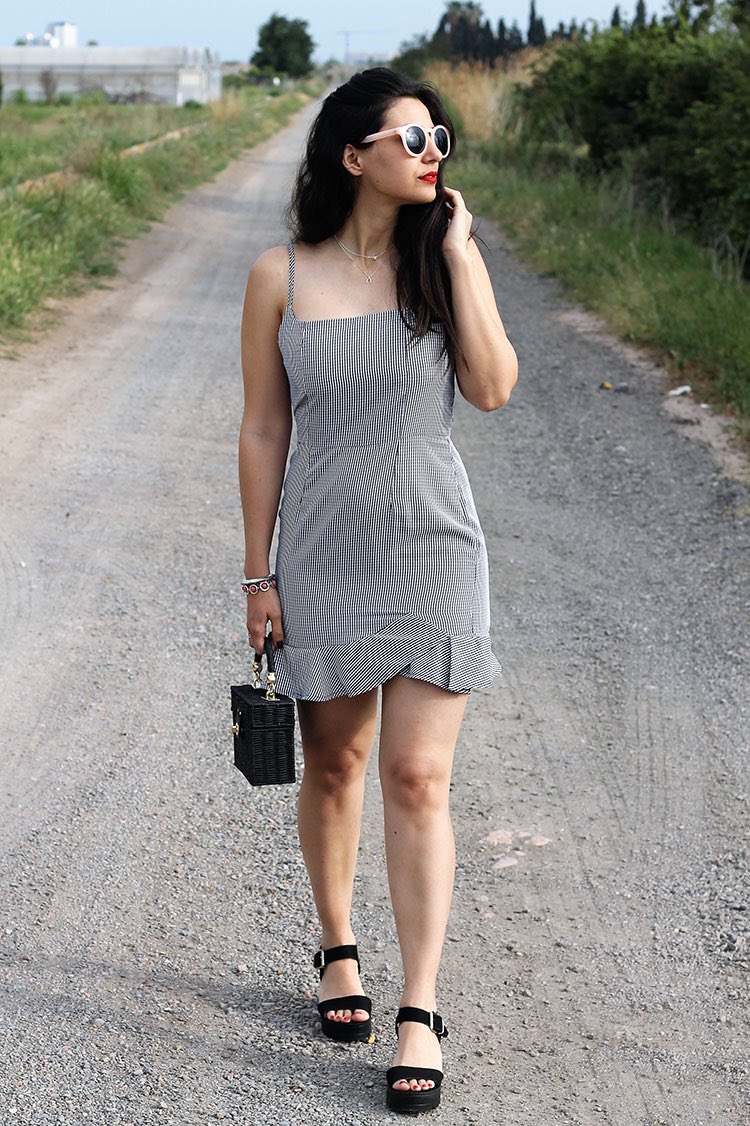 Ariencilla's tweet photo. Y soñando con los looks de la #MetGala hoy os traigo uno de Verano, porque igual si pensamos mucho en él llega antes no? 😝
Vestido vichy con volante 👇🏻👇🏻
https://t.co/DVrqBBSKMX 
#FelizMartes #tendencias #FashionBlogger 
#blog 👉🏻 https://t.co/8nZyXwfEJP https://t.co/4cg6cNf5WT