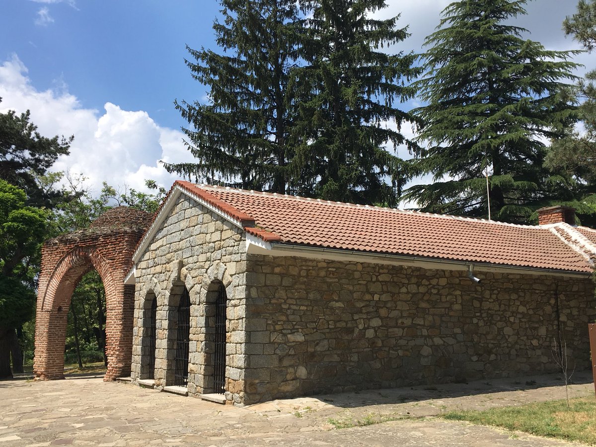 mimochilamepesa's tweet photo. @Viajando_blog @mauritshuis @visita_Holanda Réplica de la Tumba Tracia de Kazanlak. La original esta al lado y esta carrada para preservarla. La réplica es una maravilla igual #mimochilaenbulgaria #tracios #roadtrip https://t.co/jyusTSU1Kc