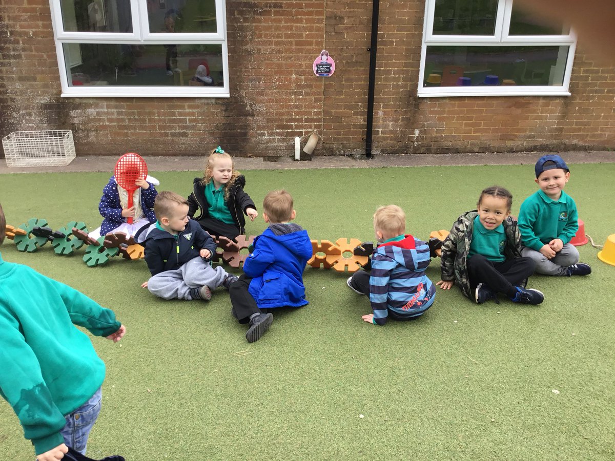 Springwood_Prm's tweet image. #springcardiff worked together and built their own caterpillar today! I wonder how long it was? #springpd #springmaths