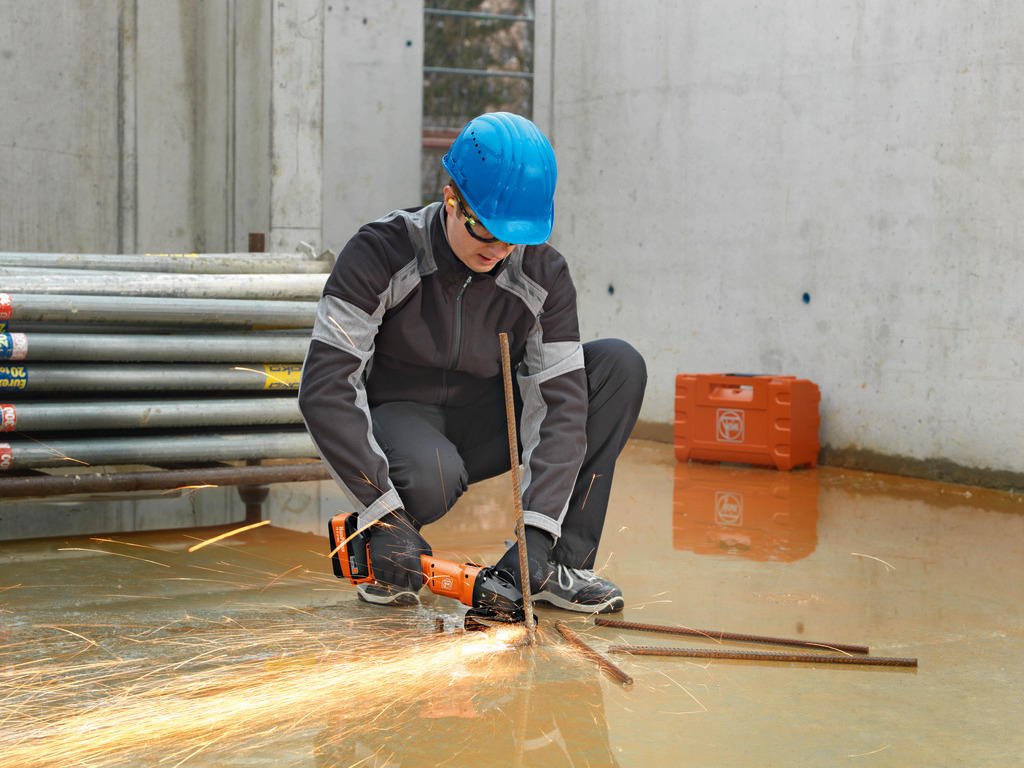 Vielleicht wird vieles leichter... Und eines ist sicher: Mit dem neuen FEIN Akku-Winkelschleifer entfernt ihr leicht und mühelos Schweißnähte.