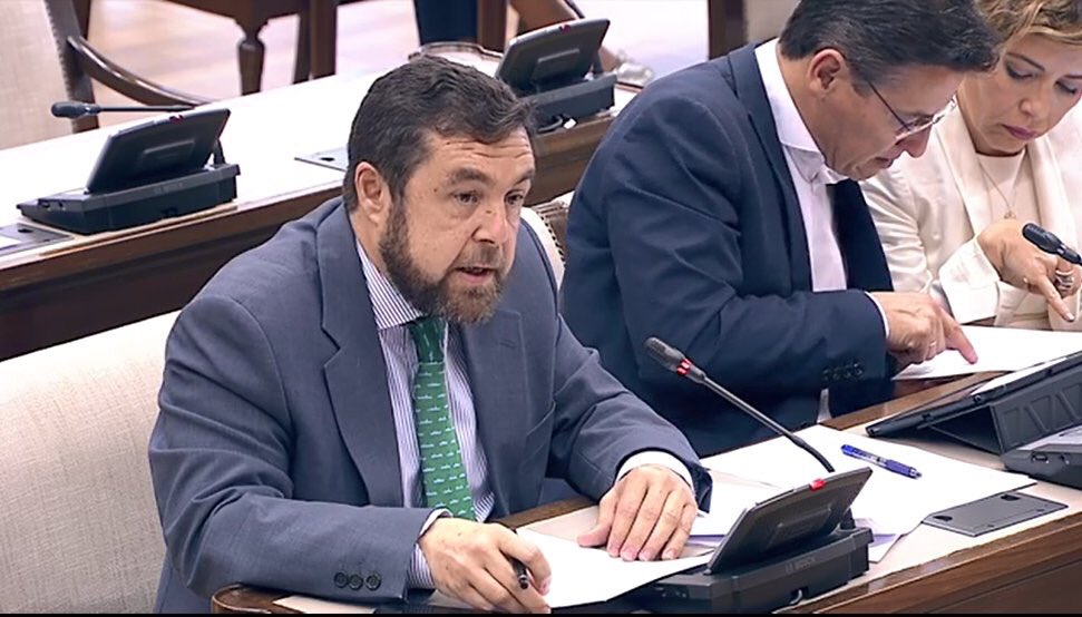 Hoy todos los GP en el <a href="/Congreso_Es/">Congreso</a> votan en contra de la Proposición de <a href="/CiudadanosCs/">Ciudadanos 🇪🇸🇪🇺</a> para el reconocimiento y condecoración a los <a href="/policia/">Policía Nacional</a> y <a href="/guardiacivil/">Guardia Civil</a> q participaron en la Operación contra el golpe a la democracia en Cataluña. PPSOE sin proyecto para España