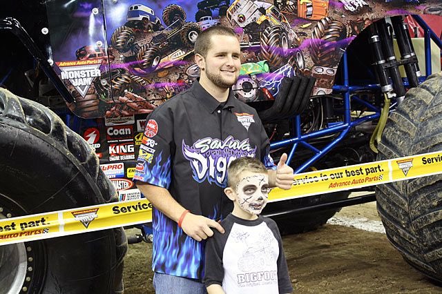 RyanandKrysten's tweet photo. This kid had some really cool face face paint https://t.co/Wkju2f9Rve