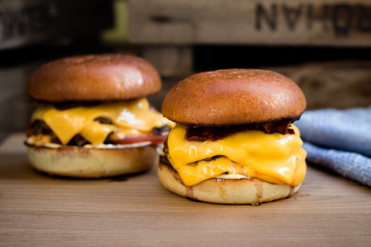 Ataborman's tweet image. Dubbel smashad burgare med ost och bacon är så sabla gott så jag vet knappt var jag ska börja. Fantastiskt smak tack vare färs av bra kvalitet samt otrolig stekyta, saftigt och kladdigt och härligt tack vare osten, och så bacon på det! ow.ly/CrxB30jT5Qc #recept #foodporn