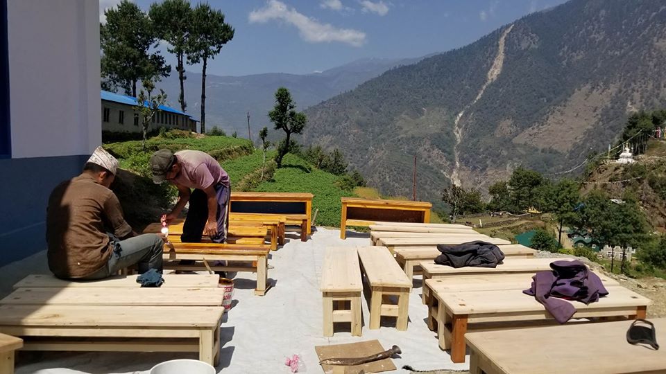 More high quality desks being crafted @ Shree Kharikhola #Nepal.🇳🇵 Look at that stunning backdrop 😍 
<a href="/CITCNepal/">CITC Nepal</a> supports employment in the community by appointing local tradespeople citcnepal.org/donate #EducationNepal #ECEDNepal