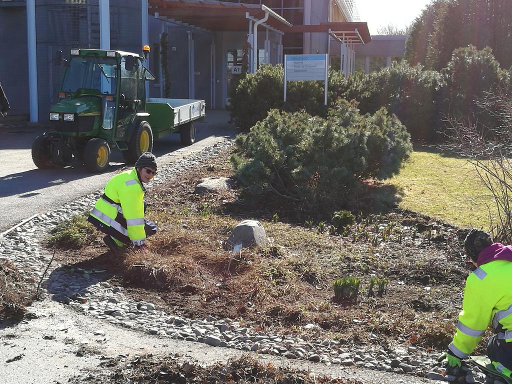 Kevät etenee ja kesä kolkuttelee ovelle. Puutarhatyöt on täydessä vauhdissa Kempeleen Pirilässä. Puutarha-alan opiskelijat työn touhussa. #osao #osaotweet