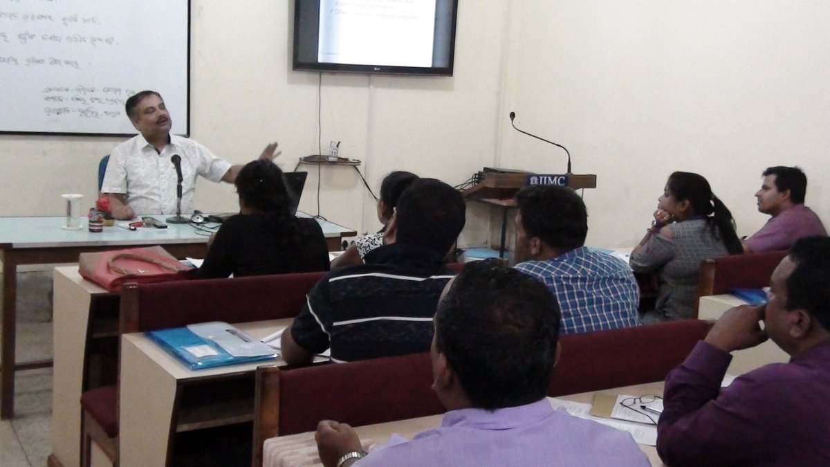 OsouOdisha's tweet image. Dr. Mrinal Chatterjee teaching the techniques of Journalism to the JMC students of Odisha State Open University during the Specialised training program at Iimc Dhenkanal.
#JoinOSOU