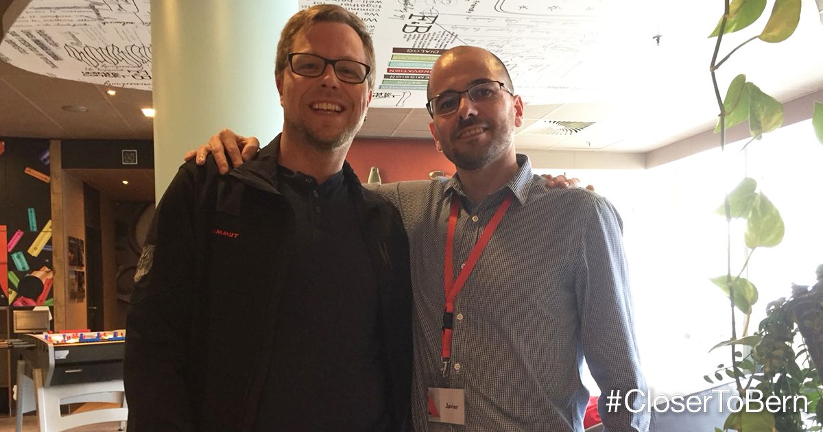 🎉 Der Gastgeber macht Freude😊 🎉 Javier vom ibis Bern Expo bringt Direktbucher Markus Büschel aus Luzern mit dem Gutschein für eine kostenlose Nacht zum Lachen. ✅📞🌐📧👥 Direkt buchen und jubeln: closertobern.ch | #BERNHotels #CloserToBern #Hotel #Direktbuchen #Jubeln