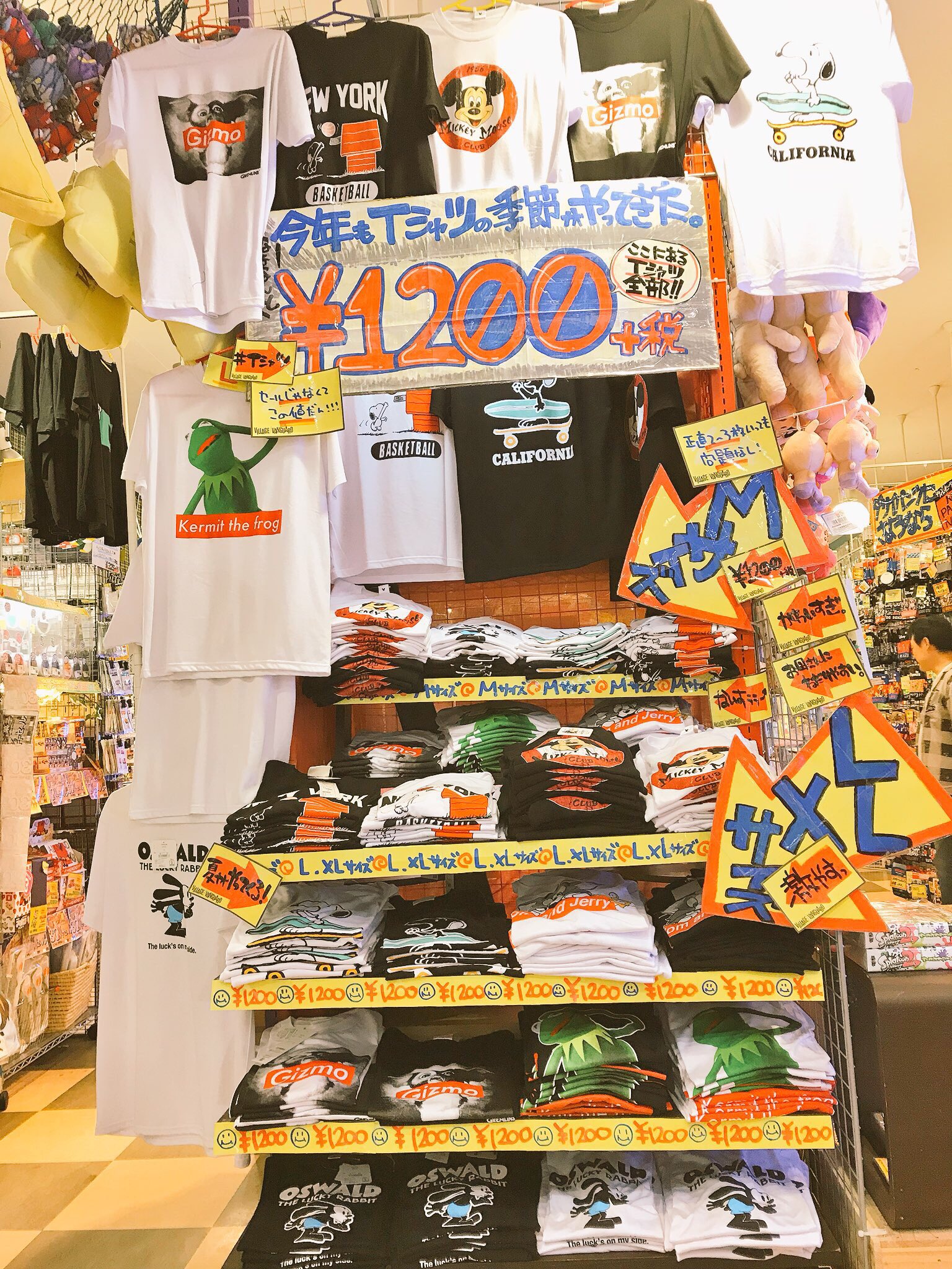 ヴィレッジヴァンガードイオンモール筑紫野 もうすぐ夏ですね すっっっっっっっごい可愛いtシャツを なななんと10円で販売しております ﾉ ぜーーーんぶ10円 これで今年の夏フェスは着ていくもの決まりましたね Tシャツ