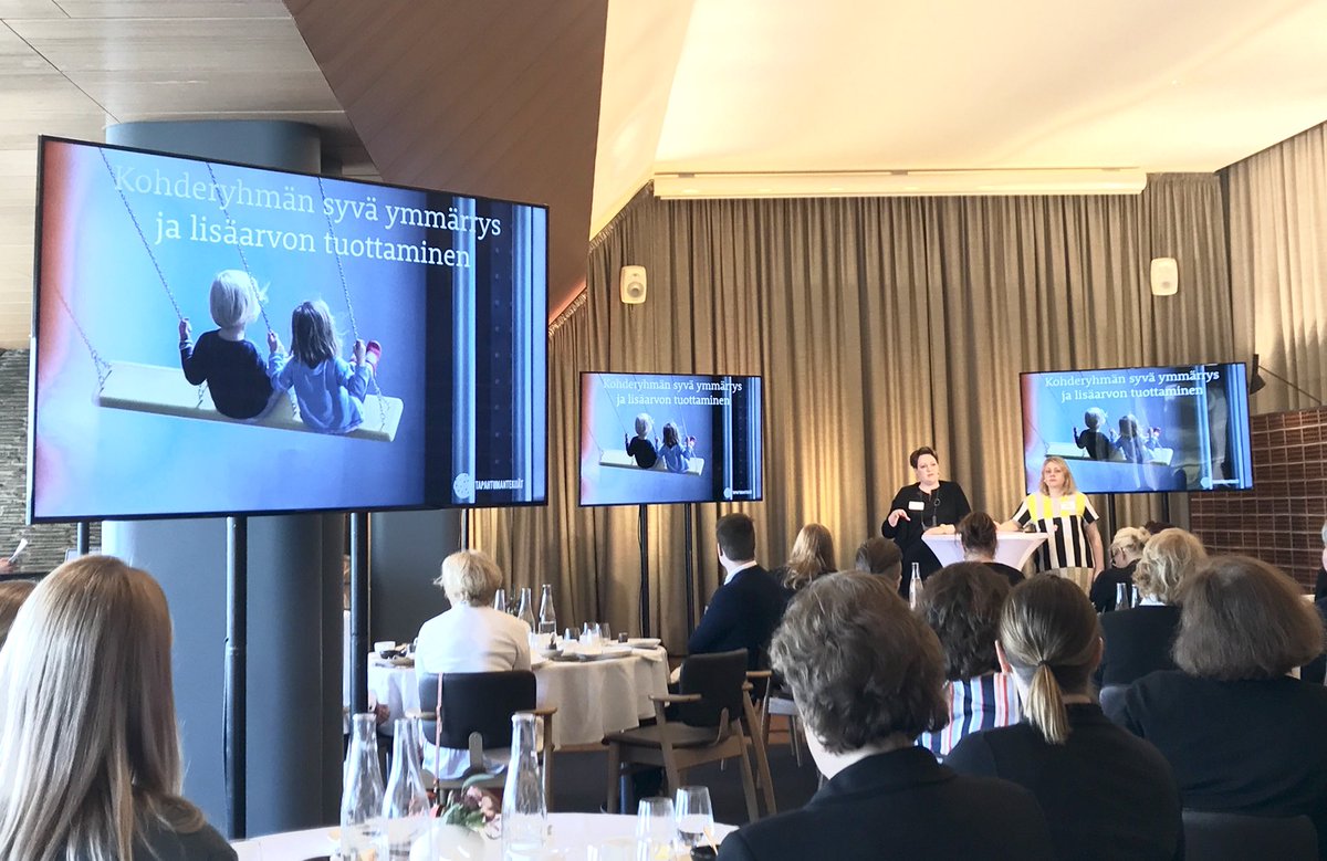 Tapahtuma-alan trendit -aamiaistilaisuus Palacessa, lavalla Tapahtumantekijöiden Kati K ja Kati S #tapahtumantekijat #kohderyhmänymmärrys #aitokohtaaminen