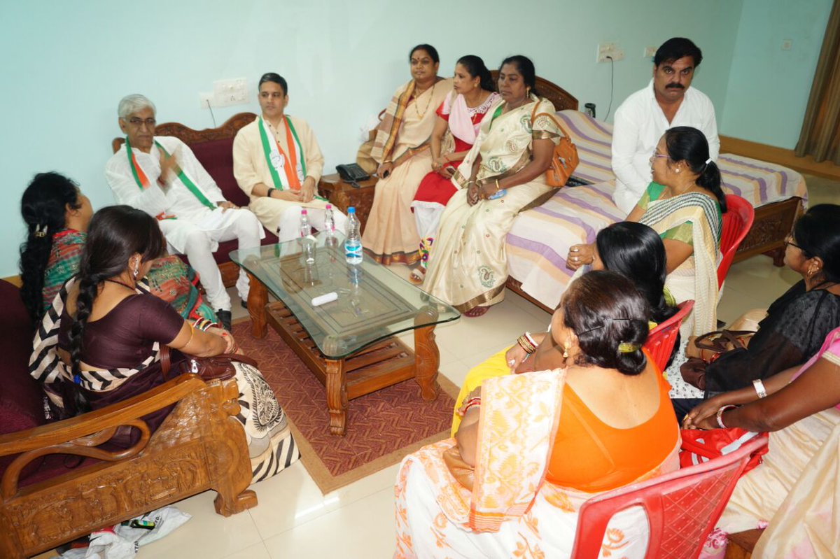 TS_SinghDeo's tweet image. Sharing some more moments from my interactions with Jagdalpur Mahila Congress workers, who added some well-placed suggestions to the #JanGhoshnaPatra campaign!
#आपका_विकास_आपके_हाथ