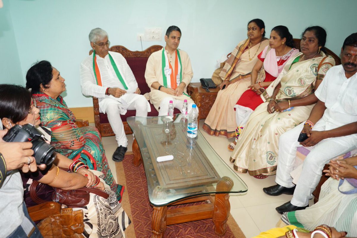 TS_SinghDeo's tweet image. Sharing some more moments from my interactions with Jagdalpur Mahila Congress workers, who added some well-placed suggestions to the #JanGhoshnaPatra campaign!
#आपका_विकास_आपके_हाथ