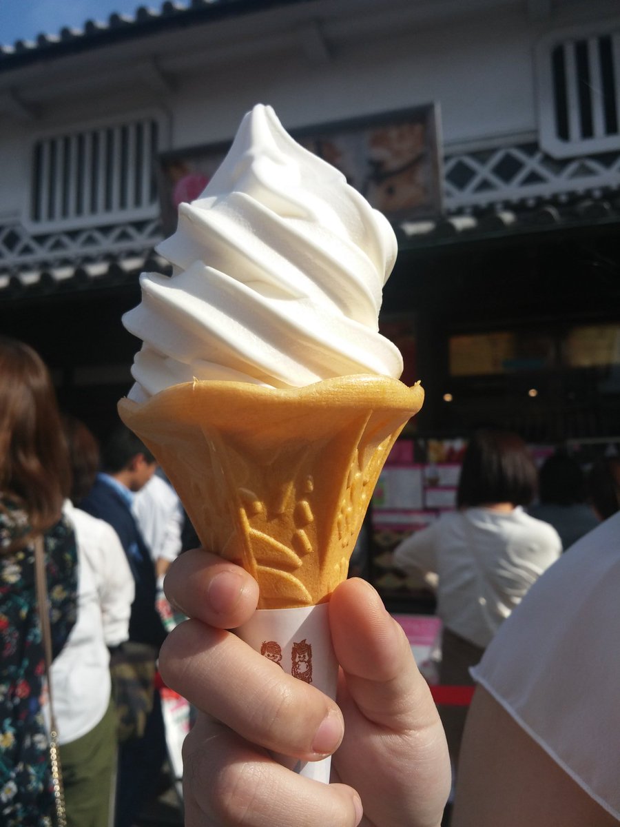 しほぴ 倉敷美観地区 走る男集合場所だった今橋前で人力車に乗った白無垢姿姿の花嫁さん通過したのと舟ながしイベントしてた 牡蠣せんべい 牡蠣ちまき 清水白桃 ソフトクリーム食べ歩き