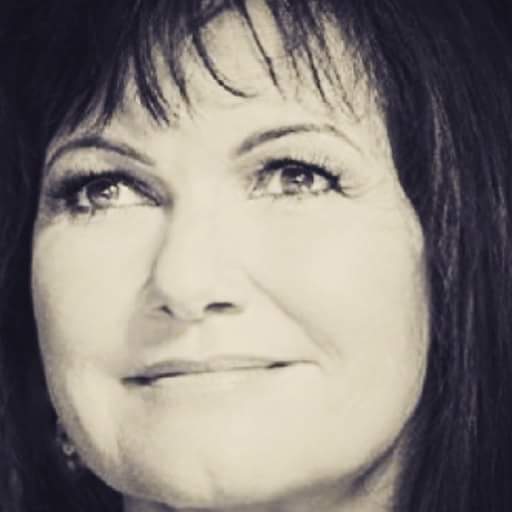 MimieMathyOff's tweet photo. Si j'avais pu choisir ma voix, j'aurais voulu la sienne. Triste de perdre une nouvelle fois une belle Enfoirée. 
Ma Mō tu vas pouvoir chanter la haut avec tous ces grands que tu interprétais si bien. Brel t'attends mais on aurait préféré te garder encore longtemps. 
Je t'💗 fort. https://t.co/3L1WEFMikA