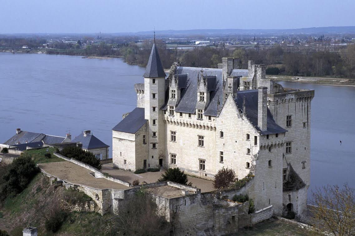 alexia_guggemos's tweet image. Visiter un château de la Loire pour le wk de l’ascension ? Et surtout la magnifique collection #ArtAndLanguage du musée @Cmontsoreau ... Samedi 12 mai à 17h, conférence et signature de mon livre. Welcome ! 😊