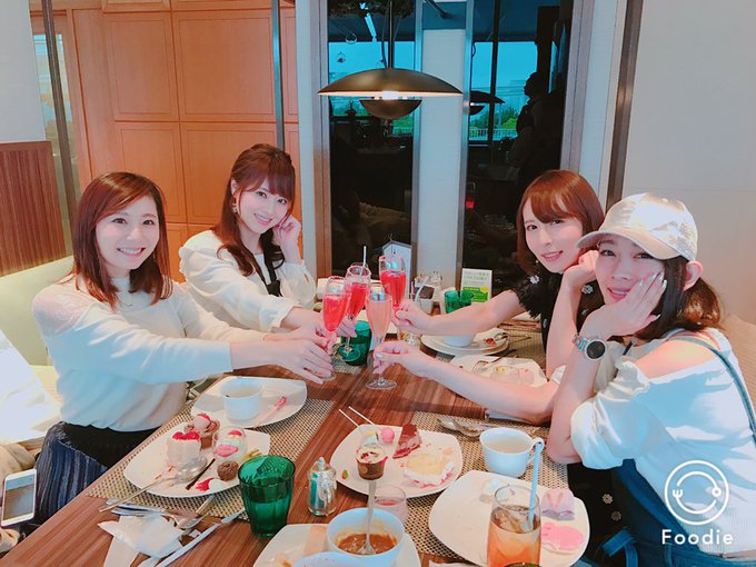 みんなでスイーツバイキング♡  あっきー、ゆまちん、ジェシー ♡幸せだああああ(*&acute;◒`*)♡♡♡  さっき大久保さんが収録でいらっしゃってて、久しぶり匂いお顔見れて嬉しかったー(*&acute;◒`*) https://t