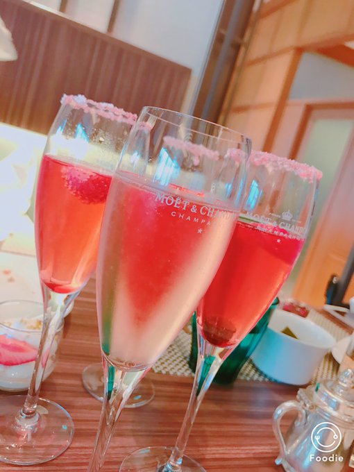 みんなでスイーツバイキング♡  あっきー、ゆまちん、ジェシー ♡幸せだああああ(*&acute;◒`*)♡♡♡  さっき大久保さんが収録でいらっしゃってて、久しぶり匂いお顔見れて嬉しかったー(*&acute;◒`*) https://t