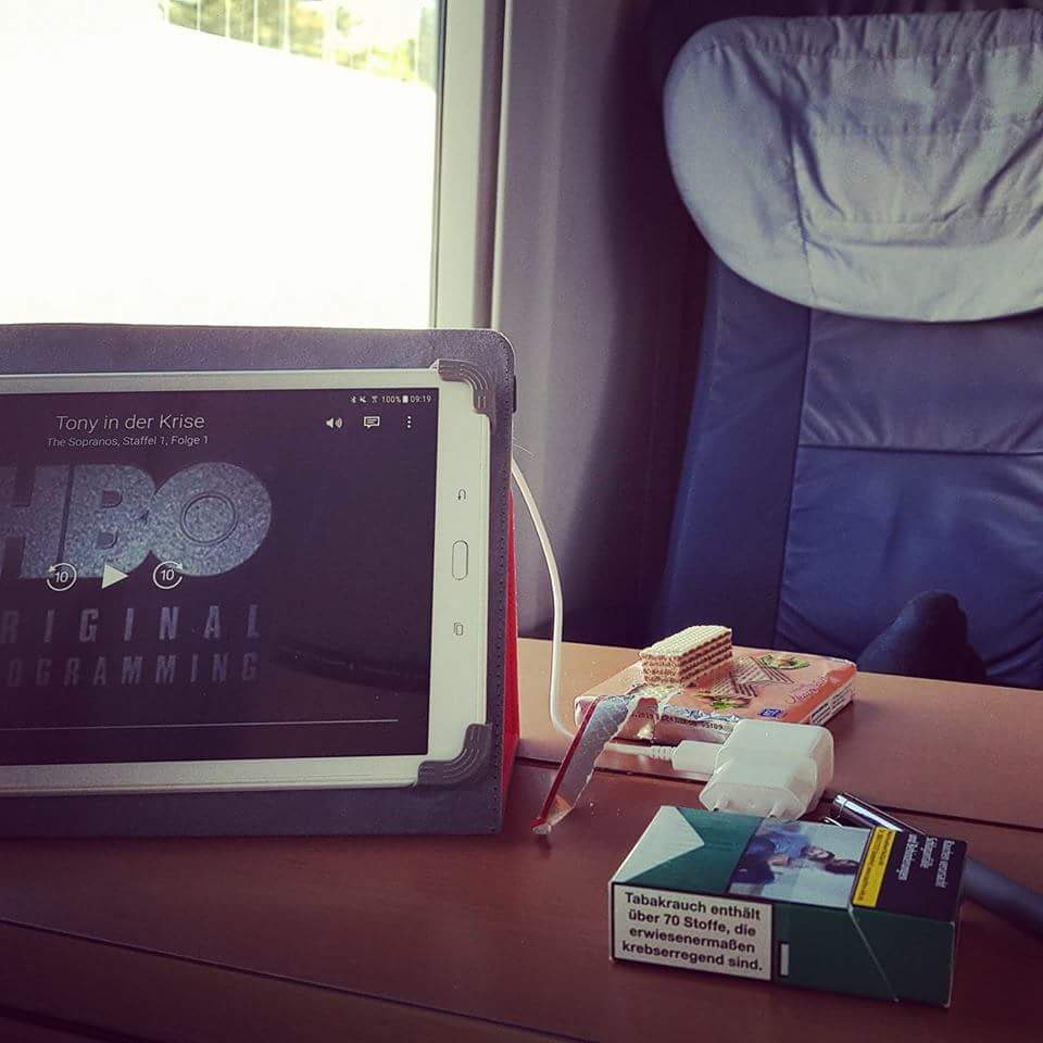 perverz1's tweet photo. Na, wohin fährt der Onkel PVZ? #ice #deutschebahn #sonnescheint #goodlife #stream #sopranos #reisereise #travel #ersteklasse https://t.co/3LI1y3E02U