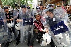 “İşini isteyen insanlardan ne terörist ne hain çıkartabilirsiniz” 

KHK ile ihraç edilen Acun Karadağ, 'Yüksel Direnişi'ni anlattı...

aykiriakademi.com/dusunce-balonu…