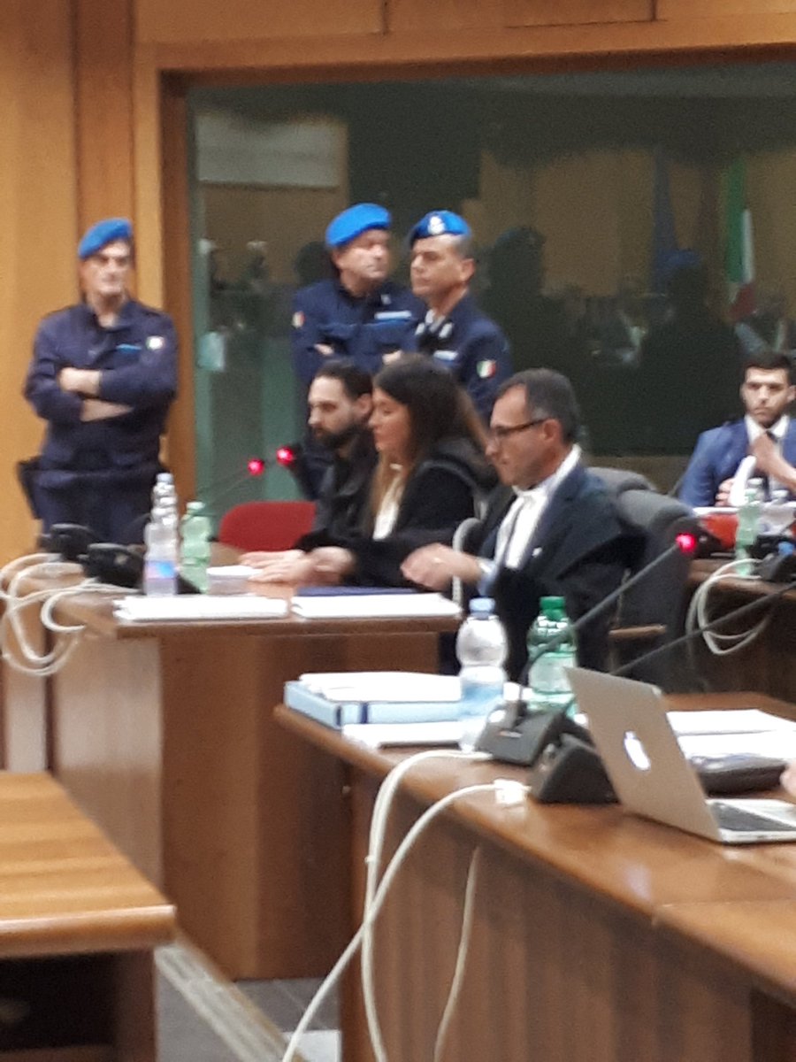 #quartogrado #saradipietrantonio 
Oggi processo d appello per la morte di Sara di Pietrantonio. In aula arriva Vincenzo Paduano che si volta e giarda la mamma di Sara. Vincenzo ha barba e capelli lunghi