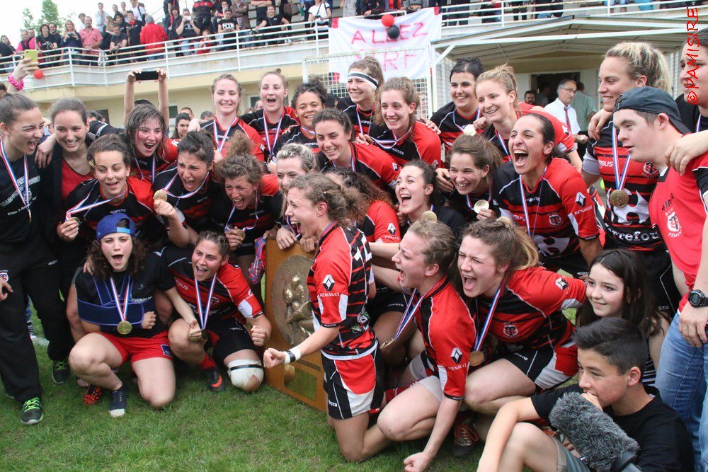 Pamisire's tweet photo. Après le titre en Armelle Auclair et la montée en top 8 en 2015, les titres des cadettes en 2016 ET 2017, @STFeminin aura 2 occasions de toucher du bois ce weekend!!! https://t.co/zzrluohQi1