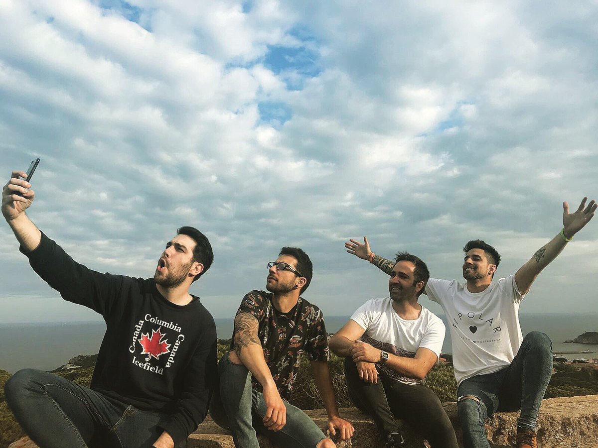 bipolar_oficial's tweet photo. Quan vas a assajar i veus que surt un tema que ens flipa passa això. El compte enrere no s'atura! en breu entrem a gravar!
#bipolar #bipolaroficial #noudisc #pop #rock #català https://t.co/KoPz8esQKY