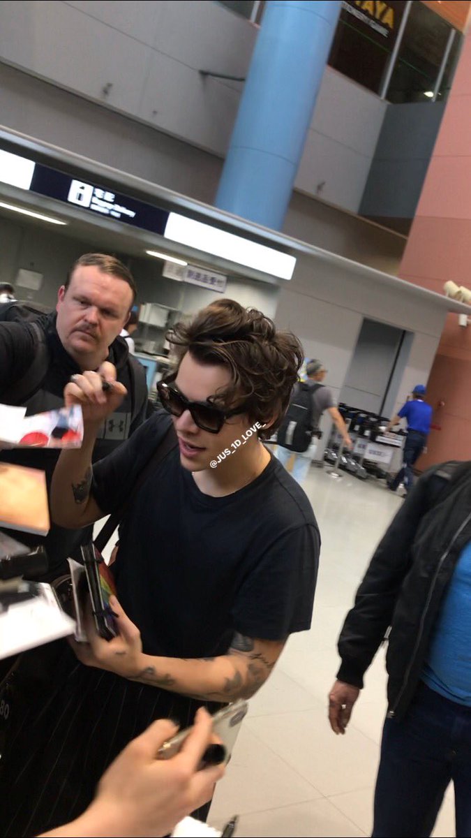 Hsd Harry Meeting Fans At The Airport In Osaka Japan May 8 Via Jus 1d Love