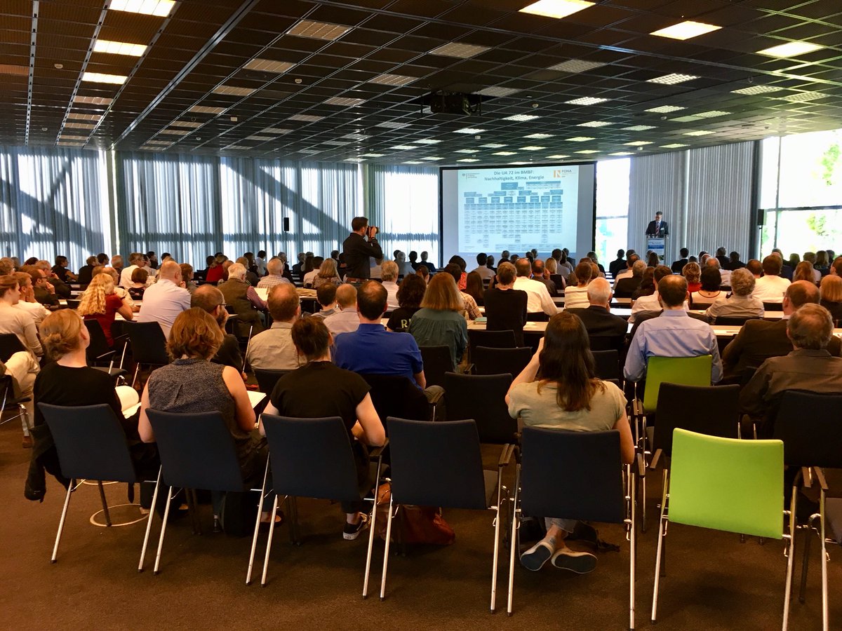 ReWaMnet's tweet photo. Begrüßung der 300 Teilnehmer der #ReWaM-Abschlusskonferenz durch Dr. Christian Alecke vom @BMBF_Bund. https://t.co/uASD2DXvSD