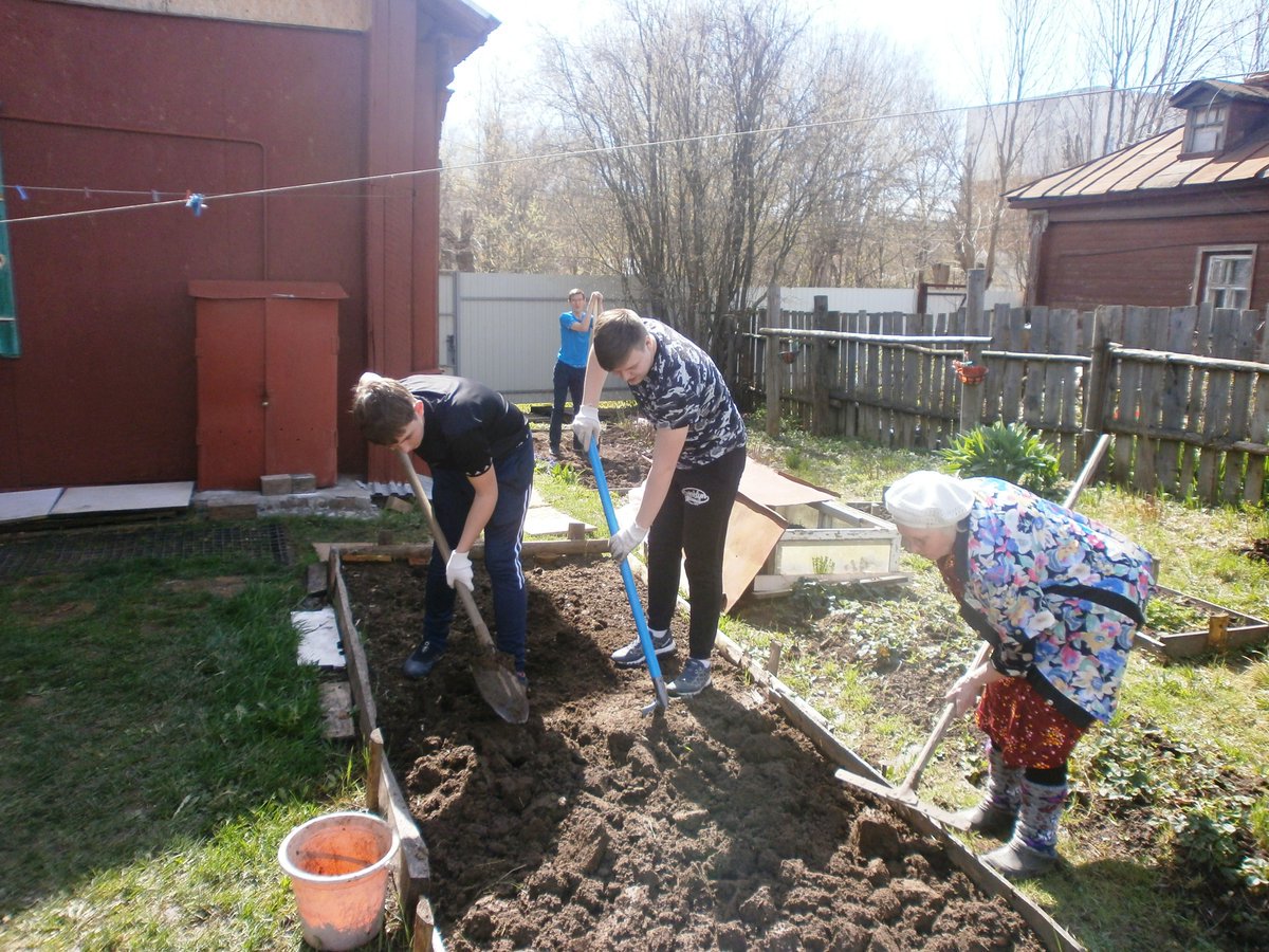 Члены #МГЕР  в рамках проекта  #СкораяСоциальнаяПомощь, оказали поддержку  пенсионерке - вскопали в огороде  грядки для посадки