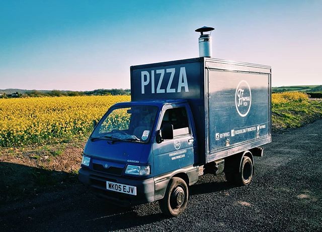 Ffwrnes's tweet photo. Sam Van Tân wedi mwynhau'r haul dros y penwythnos.
Sam Van Tân certainly enjoyed the Bank Holiday sun

#piaggiointhesun #piaggio #piaggioporter #fieldsofgold #bankholiday #streetfood #streetfoodtruck #pizzavan #pizza https://t.co/f29MRjfDWA https://t.co/hlms2RHDj0