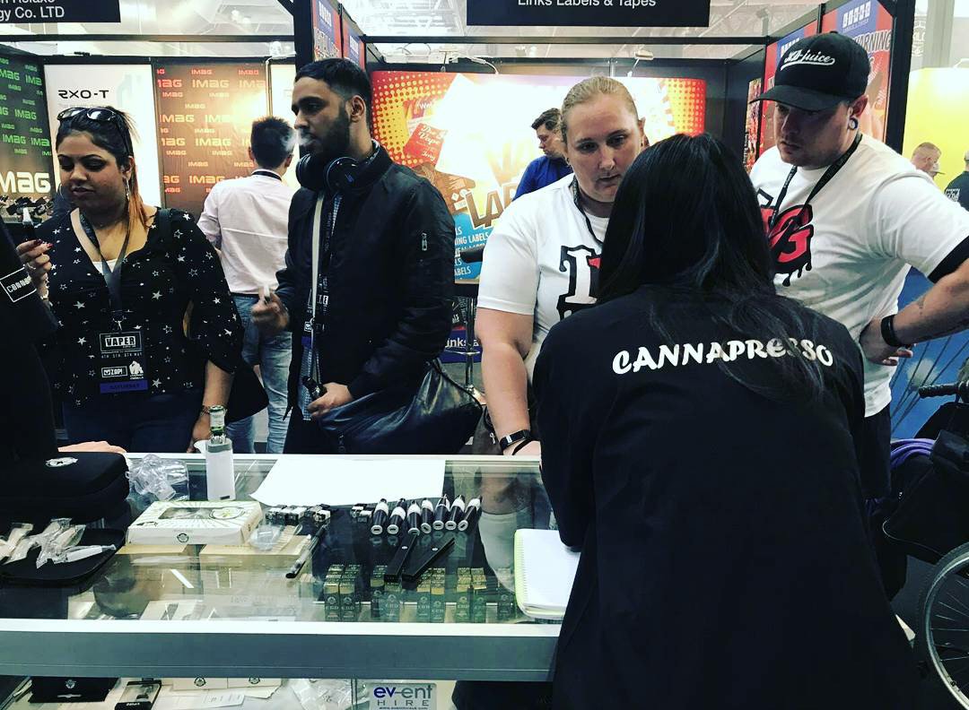 CannapressoCbd's tweet photo. CANNAPRESSO cbd is very popular in the Vaper Expo UK.💨💕😘🍀😍👍
#CBD #cbdoil #cbdwater #cbdlife #cbdoils #cbdspray #cbdoillvape #cbdoilforsale #cbdoilpen #cbdvape #cbdvaper #cbdvapepen #cbdvapeoil #cbdvapor #cbdvapehemp #cbdvapes #cbdvapejuice #cbdhempjuice #cbdhempoil #hemp https://t.co/Sd8SM2h3jp