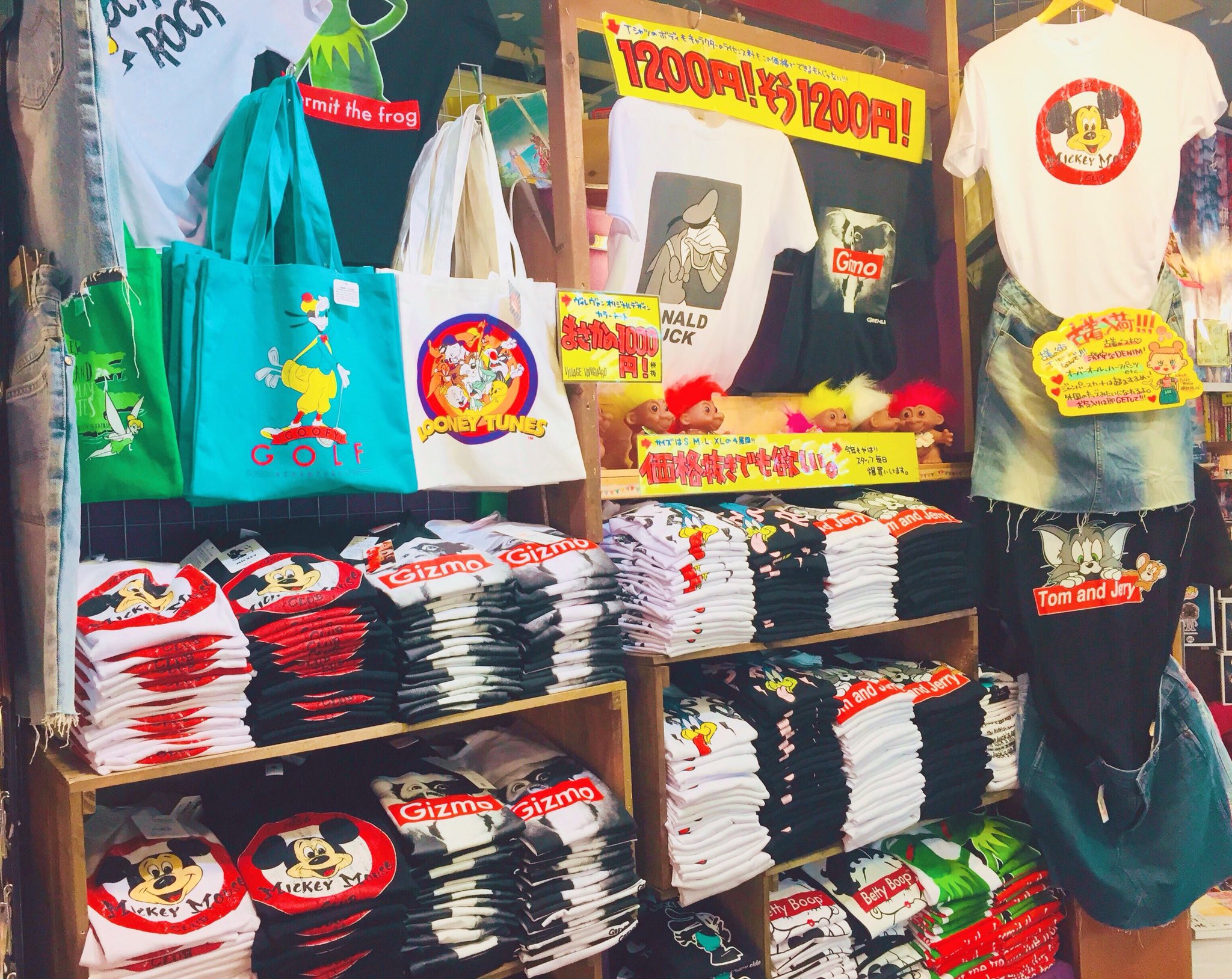 公式 ヴィレッジヴァンガード 10円tee 店舗で大好評発売中のv V限定のキャラクターtシャツがついに通販にも登場しました ディズニー スヌーピー グレムリン カーミット ベティちゃん 今後まだまだキャラが増える予定です サラッ