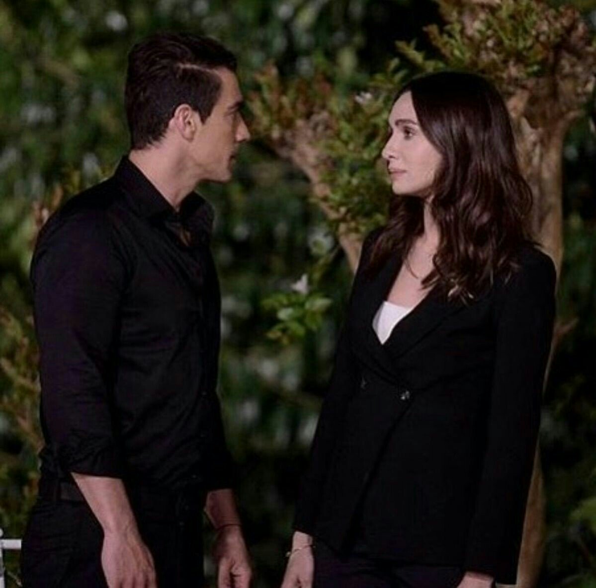 Hatice75310978's tweet photo. Bende emanetin her neyin varsa 
al da mabed'imi yık benim için 
böyle paramparça yaşamaktansa 
kalbime bir kurşun sık benim için😥

#SiyahBeyazAşk #AsFer 💓
#İbrahimÇelikkol #BirceAkalay
#BanaKalDe #EnSevdiğimDizi https://t.co/WjKivZ4Rsd