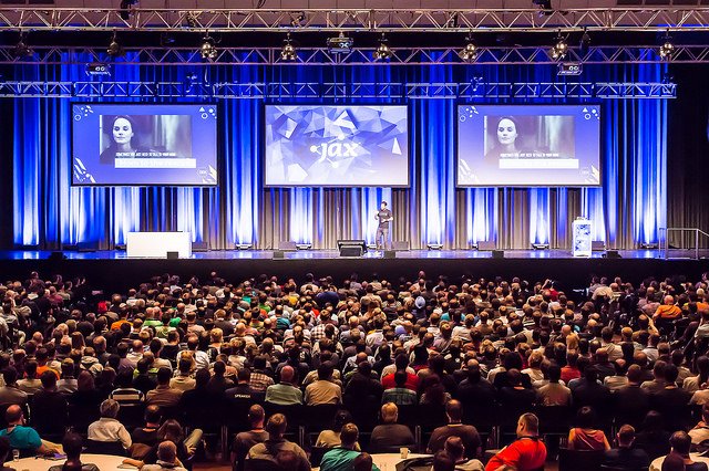 jaxcon's tweet photo. Wer die JAX 2018 verpasst hat, kann hier nochmal in 800 Fotos Eindrücke nachholen. Es gibt also reichlich zu erkunden. In wenigen Wochen folgt dann unser Programm für die W-JAX 2018.https://t.co/I0GMYyEeKR https://t.co/rtvlXEPggG