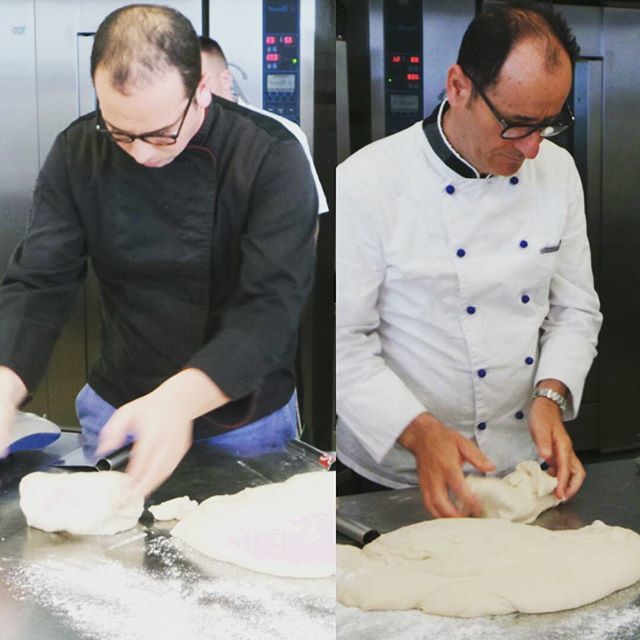 MolinoQuaglia's tweet photo. #maniinpasta con il #preparatorio #universitadellapizza speciale #pizza #teglia con Simone Calore #lascuoladelmolino #dovelafarinadiventaarte #futuropetra #arteinnovativadeglialimenti #molinoquaglia #petrabricks https://t.co/h5pB1N36GT https://t.co/hxNWawBagT
