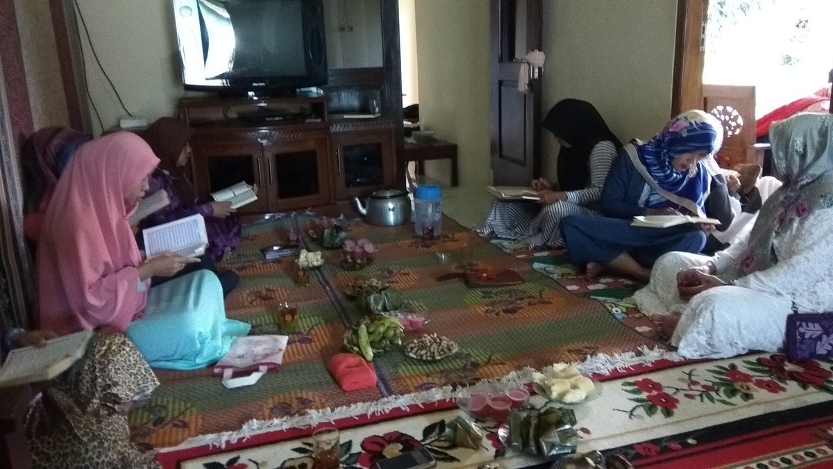 NUFatayat's tweet photo. Khotmil Qur'an periode 5 sahabat fayatat Ranting Darmakradenan.. budayakan membaca AlQuran setiap hari.. biarpun satu ayat 
@UmekaJuleha @PusInfoDarma https://t.co/koWbgzcRW8