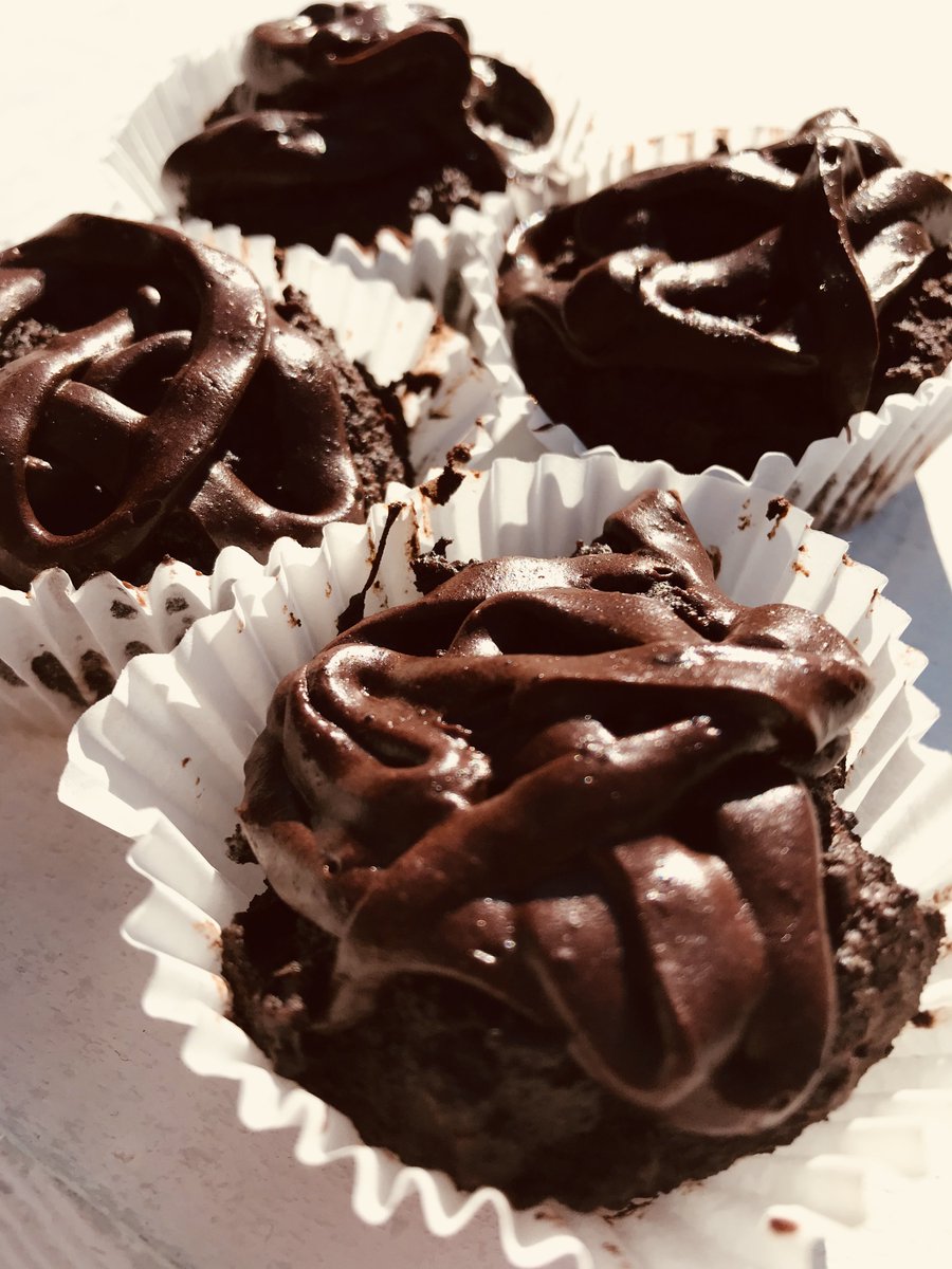 NLCKitchen's tweet image. A #TastyTreat for the office today with these #LowCarb Chocolate Chip Muffins with Buttercream Icing - only 2g of carbs per muffin!!
Make sure you go to nlckitchen.com and sign up to our newsletter to be the first to receive the recipe for these!