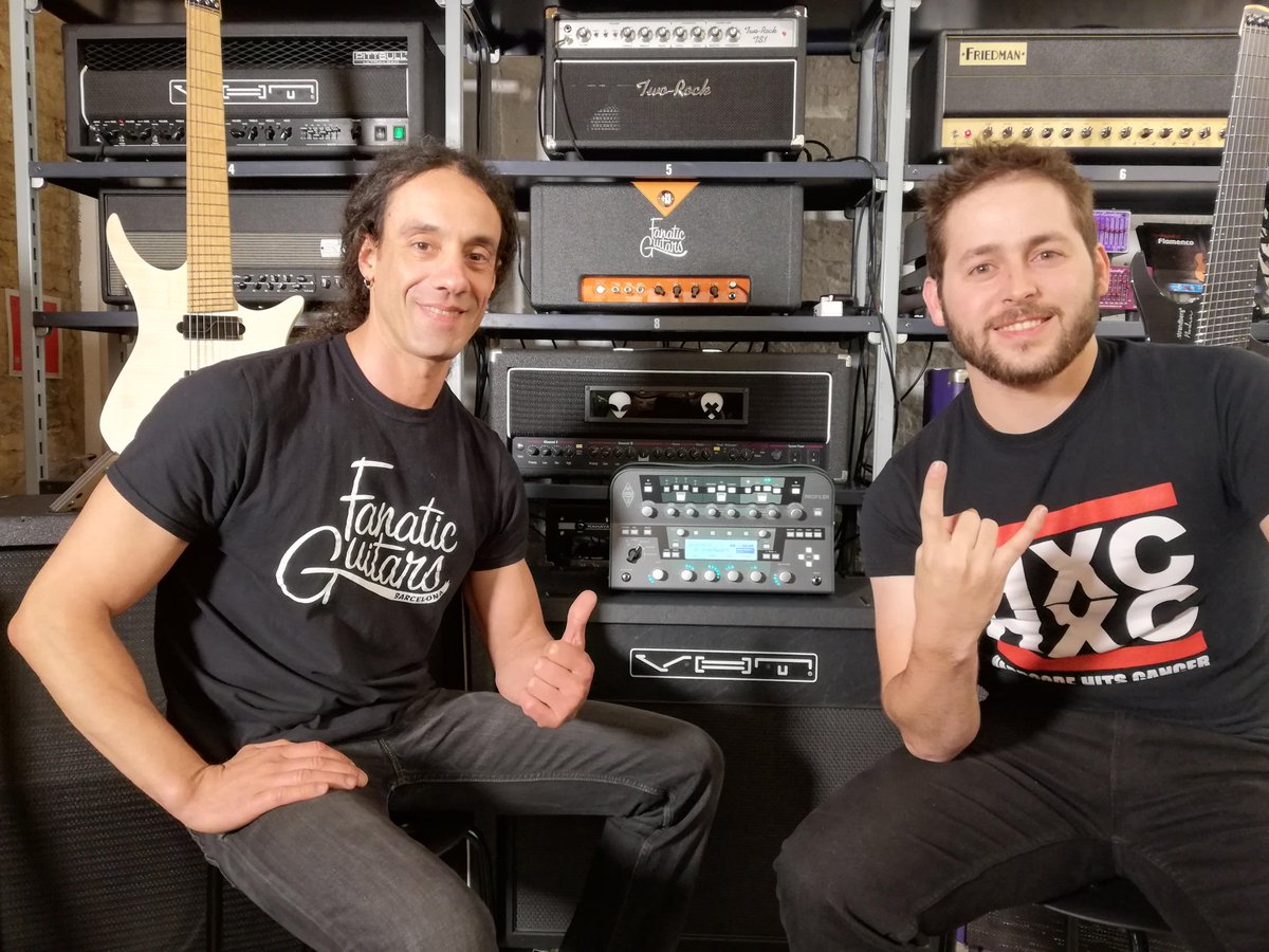 FanaticGuitars's tweet photo. ¿A quién no le gusta un Profiler de @Kemper_Amps? @blazzerdo, cantante y guitarrista en @blazeoutband y cantante en @deceleratrixx, se pasó por la tienda para llevarse este Kemper Profiling Amp PowerHead Set 🤟 #blazeoutband #deceleratrix #kemperprofilingamp #fanaticguitars https://t.co/3oZQwq9qrX
