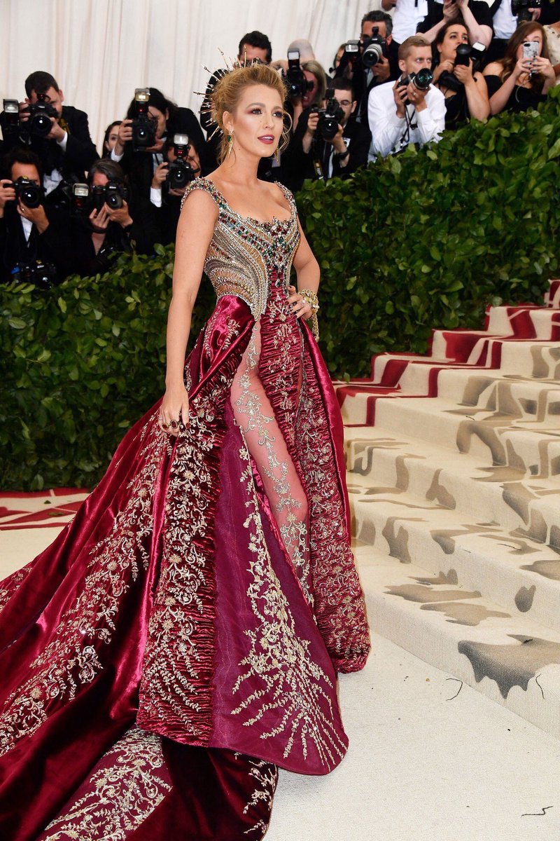 Bluegods_'s tweet photo. Blake Lively as a goddess at the Met Gala #MetGala2018 https://t.co/weGZcfJDuc