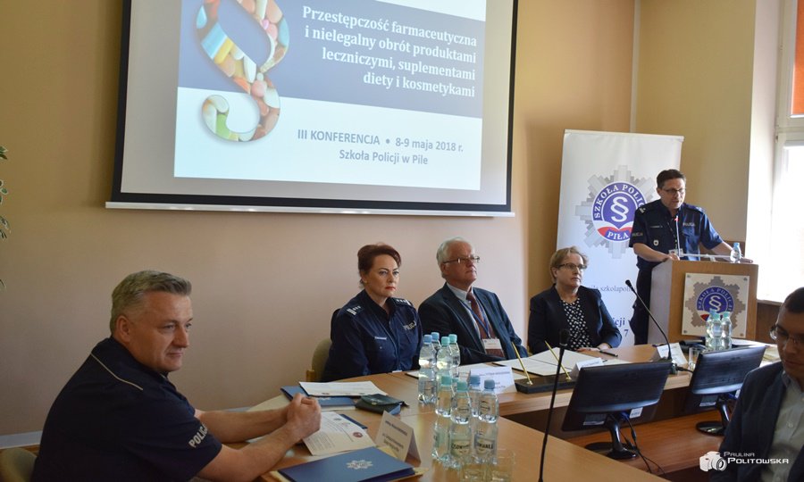 SPPila's tweet photo. Podpisanie porozumienia o współpracy Szkoły Policji w Pile i Stowarzyszenia "STOP Nielegalnym Farmaceutykom" https://t.co/9s0c5otLGZ