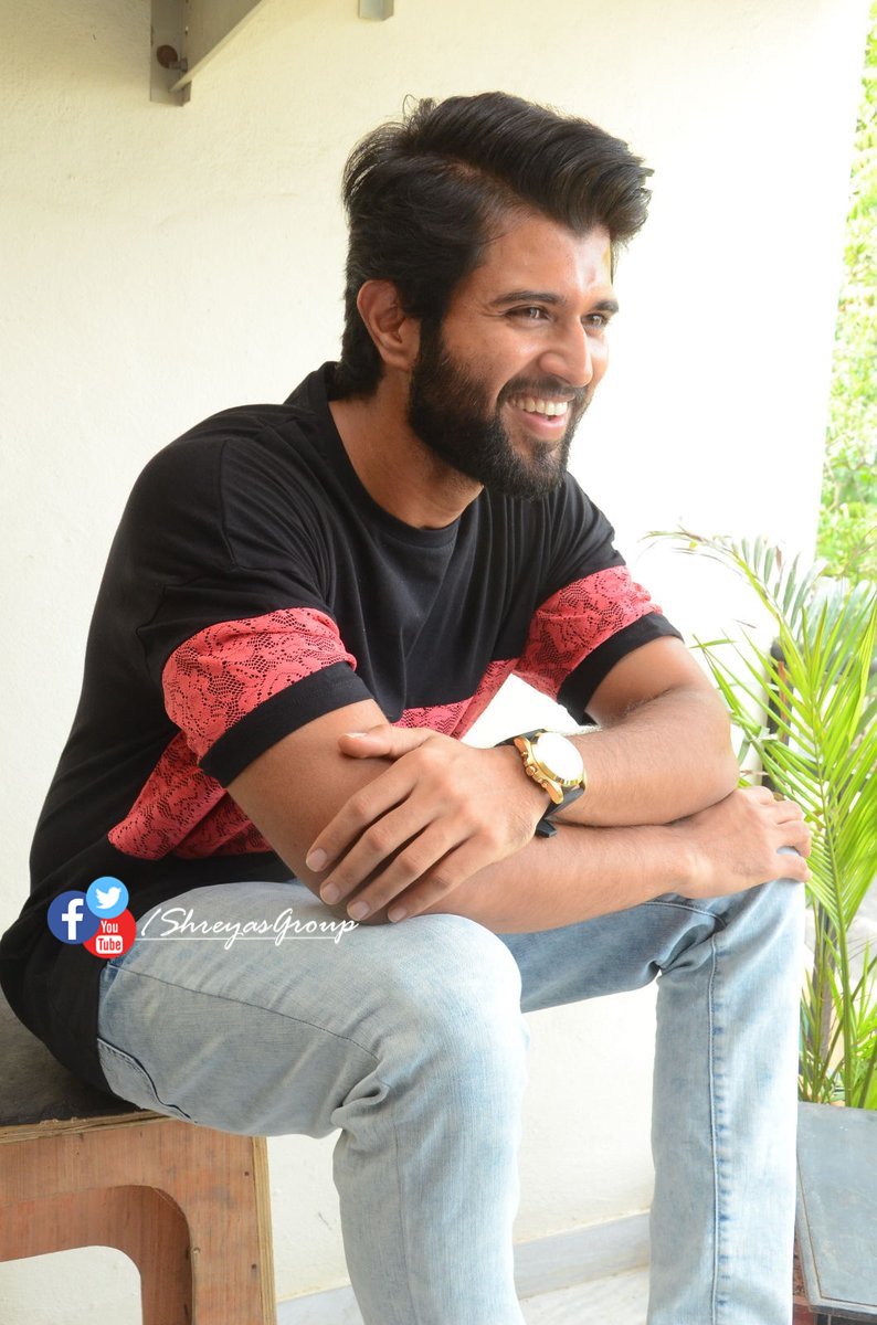 shreyasgroup's tweet photo. Why oo why, Why so hot ?? 🔥🔥🔥
#VijayDeverakonda #BirthdayInterview #Hotness
For more updates follow us on @shreyasgroup https://t.co/SVvfFIXotn
