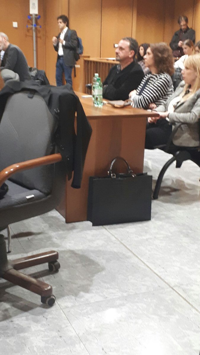 #QuartoGrado #saradipietrantonio 
Tina, la mamma di Sara, ascolta impassibile la dichiarazione di Vincenzo Paduano. Che quando e entrato in aula l'ha guardata negli occhi