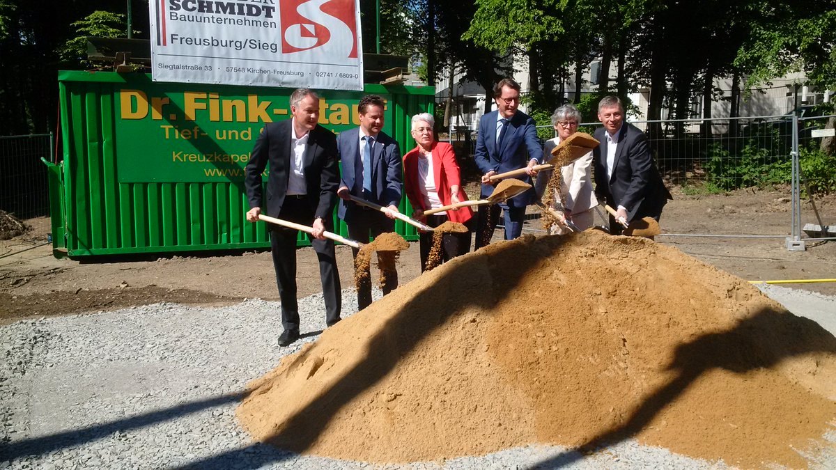StrassenNRW's tweet photo. Spatenstich mit Verkehrsminister #HendrikWuest für die Ortsumgehung #Wiehl/#Bielstein. #StraßenNRW sorgt mit dem Umbau der #L321 für besseren Verkehrsfluss und mehr Sicherheit für Fußgänger und Radfahrer. https://t.co/rBggo2T3gm