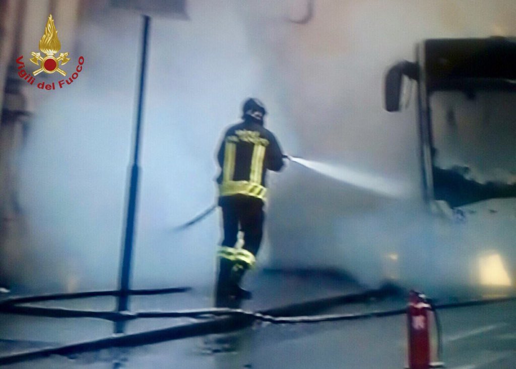 vigilidelfuoco's tweet photo. #Roma #8mag 10:25, un autobus di linea in fiamme in pieno centro città: #incendio spento, in atto le operazioni di messa in sicurezza dell’area da parte delle due squadre di #vigilidelfuoco accorse #soccorsiquotidiani https://t.co/cuRaBwhVaQ
