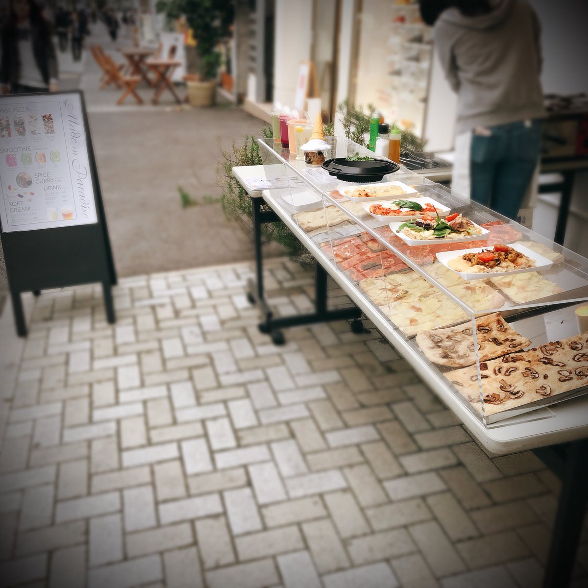 smoothsmooch's tweet photo. #なんかやりたい カレー担当の #大塚瞳 さんのお店 #MadeinParadise が本日最終日でした
で今日は生ハムサラダのピザを。よくかんで味わいたくなる美味な生地に新鮮な野菜。だからシンプルな塩味でもすごく美味しい✨
次のなんかやりたい🍛も超楽しみ
瞳さん、先日の来店覚えててくれてて優しかった😊 https://t.co/CnrDCy7IJA