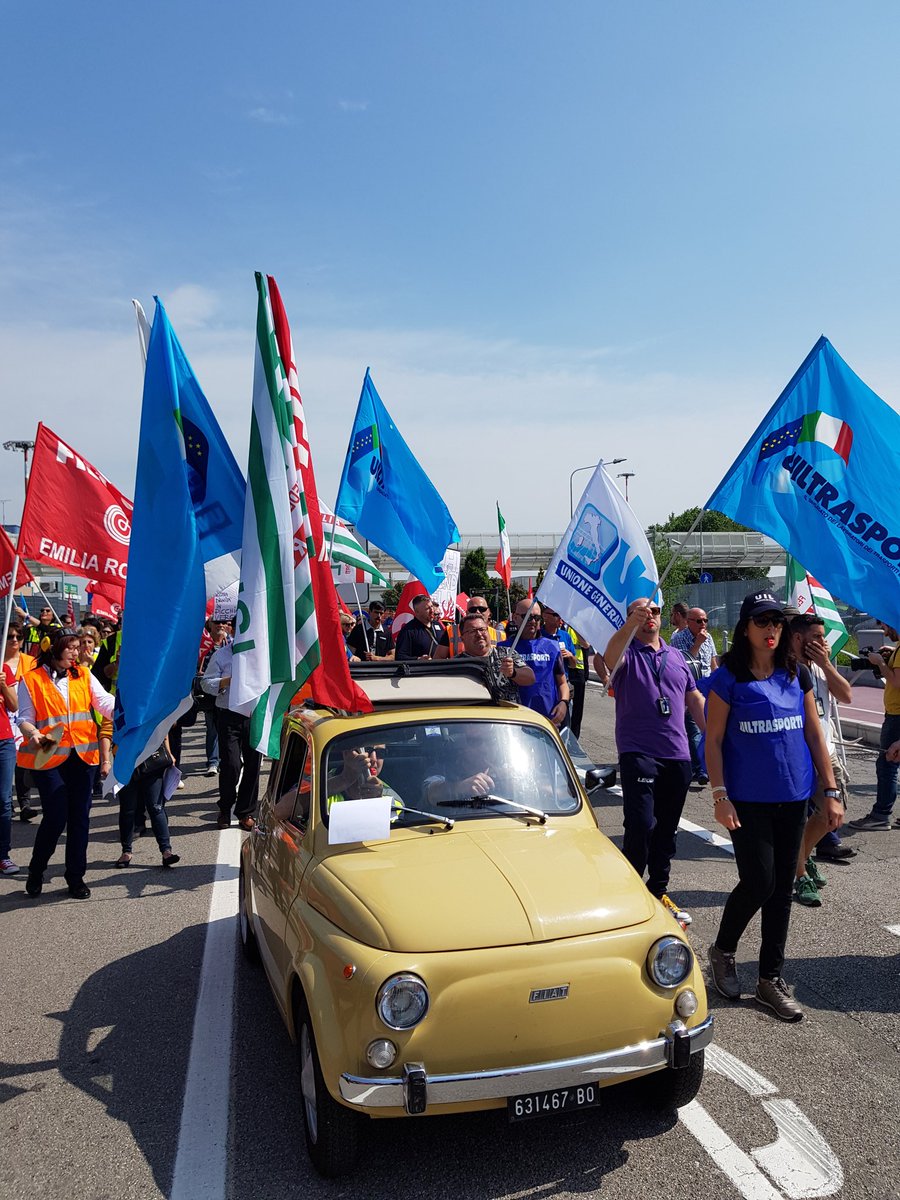 CgilBologna's tweet photo. #Sciopero #handling a #Bologna manifestazione insieme ai lavoratori #Ghservice #logistica https://t.co/25ojSs4Tfa