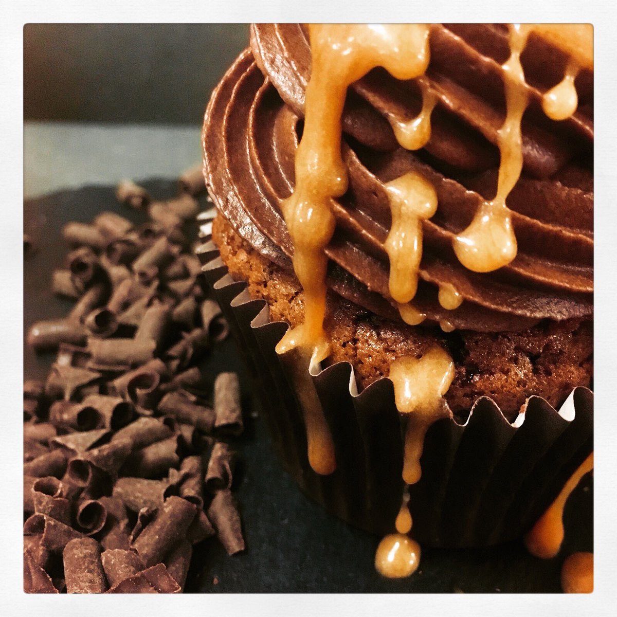 MugBakery's tweet photo. Salted caramel chocolate cupcake, everyone!! Oggi da Mug, un’esplosione di dolcezza e di bontà! https://t.co/iZEHVVCcb5